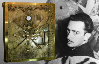 Roubada a Monumental Capa de Salvador Dalí