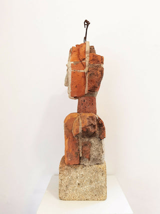 Carlos-Ferreira-4-Mulher-no-tempo-de-Ramses-Materiais-de-construcao-89-x-40-x-23-cm