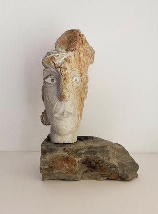 Carlos-Ferreira-Esfinge-escultura-em-calcario-56-x-35-x-33-cm-2023