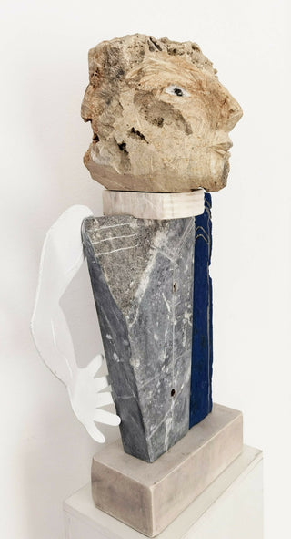 Carlos-Ferreira-Jogador-3-escultura-em-marmore-ruivina-calcario-e-metal-87-x-47-x-26-cm-scaled
