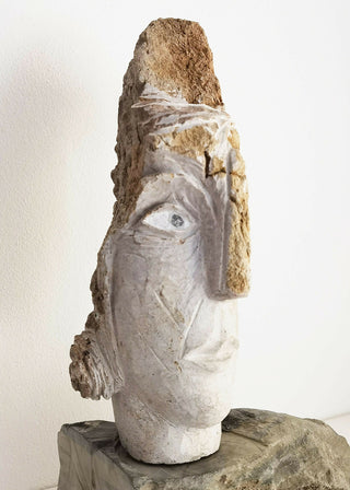 Carlos-Ferreira-3-Esfinge-escultura-em-calcario-56-x-35-x-33-cm-2023