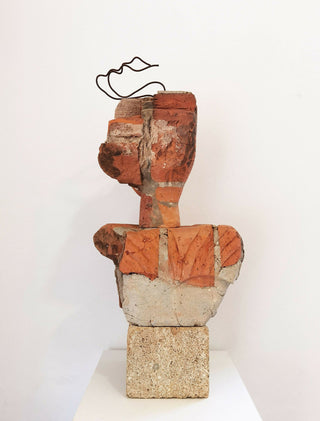 Carlos-Ferreira-3-Mulher-no-tempo-de-Ramses-Materiais-de-construcao-89-x-40-x-23-cm