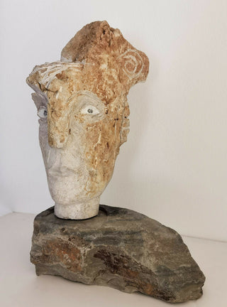 Carlos-Ferreira-2-Esfinge-escultura-em-calcario-56-x-35-x-33-cm-2023
